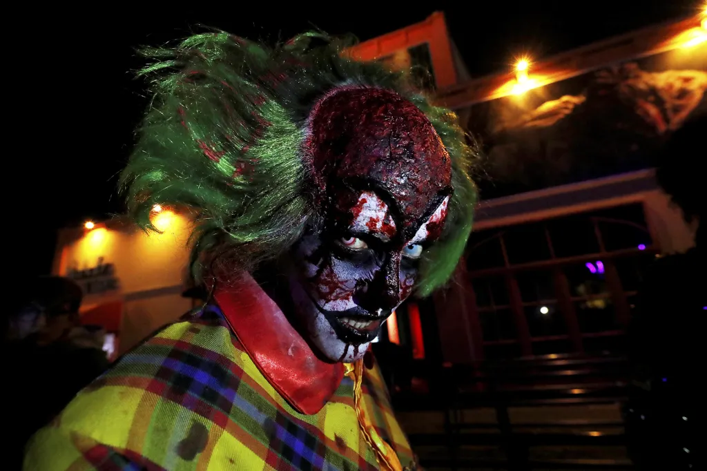 Účastník halloweenského průvodu v bruselském parku Walibi.