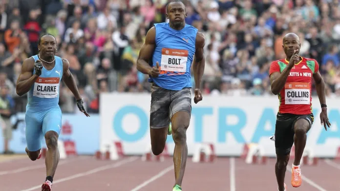 Usain Bolt v závěru závodu na 100 metrů