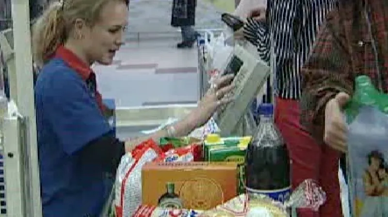 Prodavačka v hypermarketu Tesco