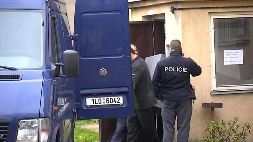 Policisté vystěhovávají služebnu v Černovické ulici