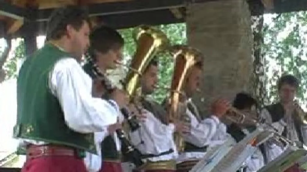 Vystoupení lidové kapely ve Velkém Týnci