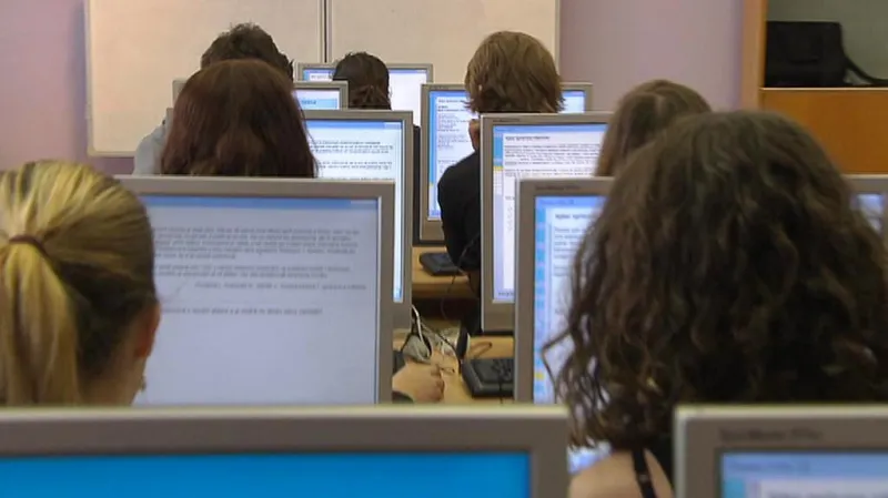 Čeští osmáci dopadli nejlépe v mezinárodním testování počítačové a informační gramotnosti ICILS 2013. Testu se účastnilo dalších devatenáct zemí. Za nimi skončili vrstevníci z kanadské provincie Ontario, třetí byli Australané. Ve srovnání finanční gramotnosti skončili čeští žáci na šestém místě z osmnáct zemí.