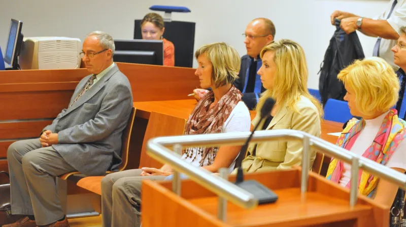 Na snímku zleva chirurg Aleš Soukal, Lenka Šicová, Dana Staňková a Romana Hanušová