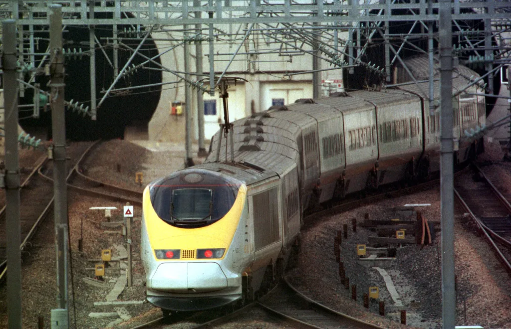 Vlak Eurostar bez cestujících vjíždí do tunelu při zkušební jízdě za účelem ověření železničního systému, 21. listopadu 1996. Požárem poškozený 51 km dlouhý tunel pod kanálem La Manche byl v tento den brzy ráno znovu otevřen pro omezený provoz