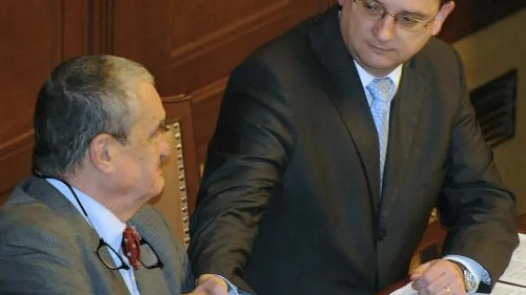 Karel Schwarzenberg a Petr Nečas po hlasování o důvěře vládě