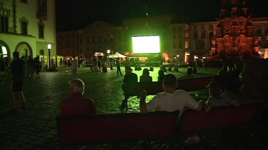 Fanoušci před velkoplošnou projekcí