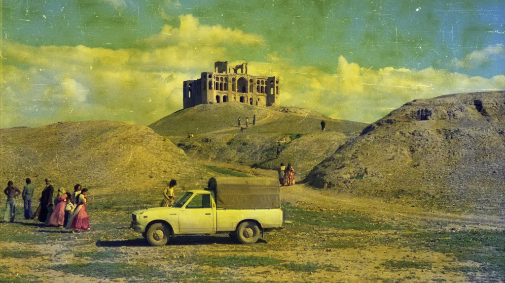 Twana Abdullah / Turisté u zříceniny citadely Šerwana u města Kalar (1980, Kalar, Irák)