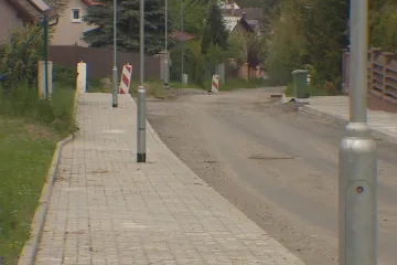 V Novém Sedle překáží lampy uprostřed chodníku, projektant nechtěl zasáhnout inženýrské sítě