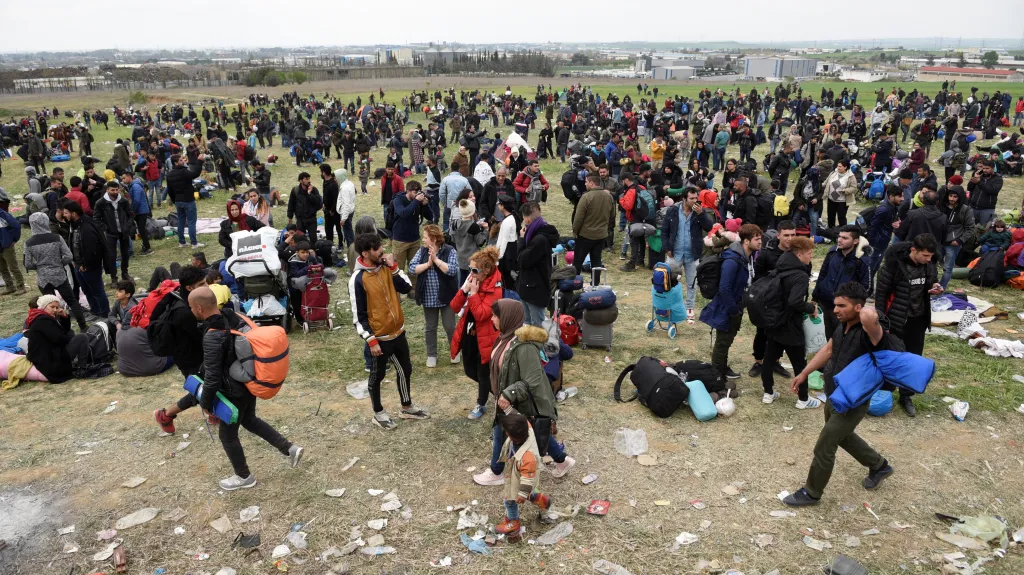 Migranti se střetli s policií u uprchlického tábora Diavata poblíž Soluně