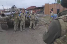 Rusové za sebou nechávají použitelné tanky a obojživelníky. Ukrajinci kořisti hned využívají