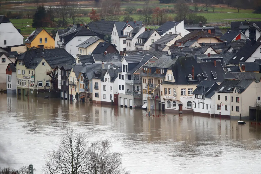 V Evropě se zvedly hladiny velkých toků. Ve Francii se z břehů vylila Seina a v Německu Rýn. Snímek ukazuje situaci v městečku Vallendar