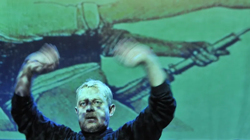 Petr Čtvrtníček ve své hře President Vykuřpytel (Divadlo Na zábradlí)