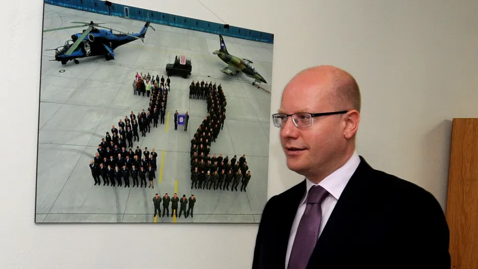 Premiér Bohuslav Sobotka navštívil vrtulníkovou základnu v Náměšti nad Oslavou
