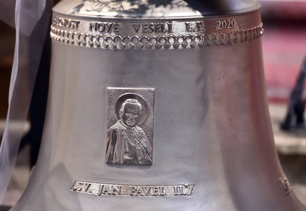 V kostele v Novém Veselí vysvětili dva nové zvony. Větší zvon nese jméno svatého Václava a menší zvon jméno Jana Pavla II.