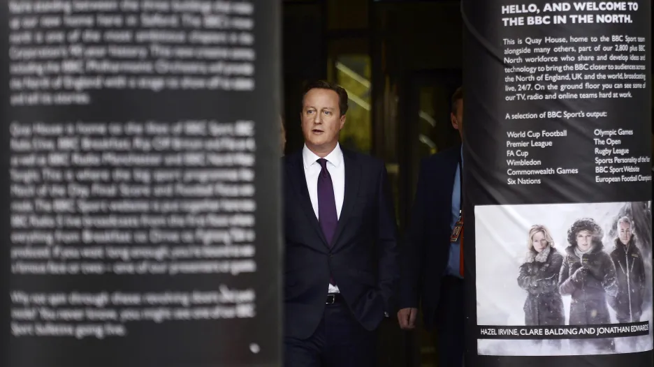 David Cameron opouští po svém televizním vystoupení studio BBC