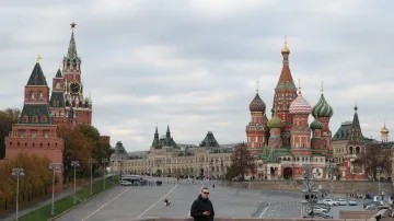 Most poblíž věží Kremlu, chrámu Vasila Blaženého a státního obchodního domu GUM v centru Moskvy