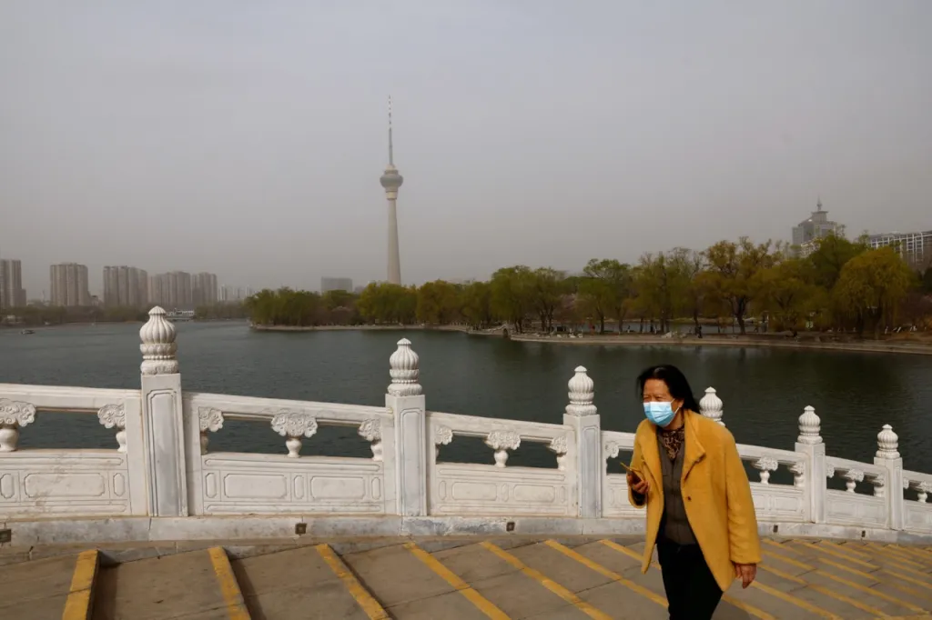 Žena navštěvuje pekingský park