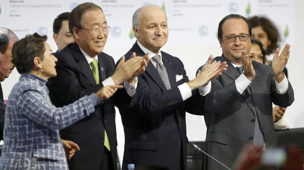 Pan Ki-mun, Laurent Fabius a Francois Hollande na závěrečném plenárním zasedání