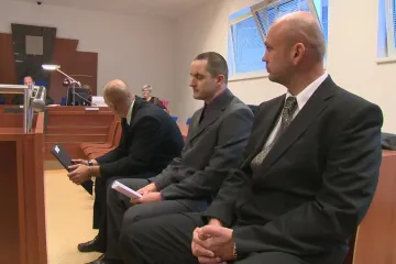 Zbitý vyslýchaný skočil z okna. Tři policisté stojí u soudu