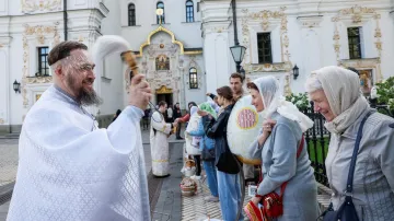 Žehnání věřícím během velikonoční bohoslužby v Kyjevskopečerské lávře v Kyjevě