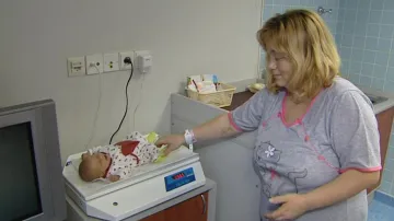 Karolínka narozená až ve 12:41 se dočkala oficiální gratulace