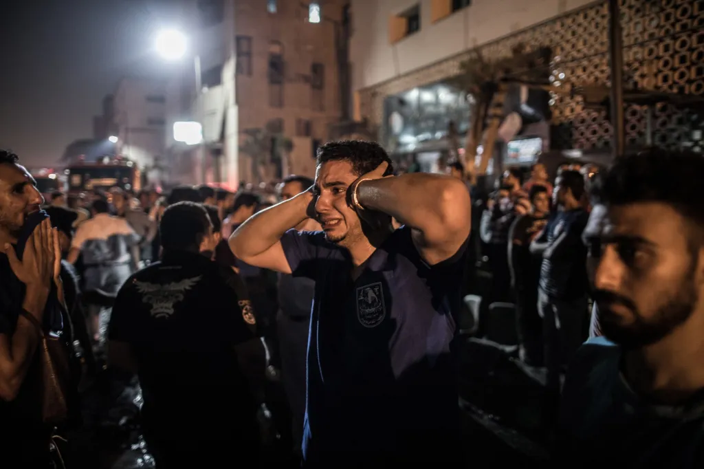 Egyptské ministerstvo vnitra uvedlo, že vůz s bombou vjel do protisměru a narazil do dalších vozidel, čímž způsobil výbuch a následný požár, který donutil evakuovat okolní budovy včetně celé nemocnice