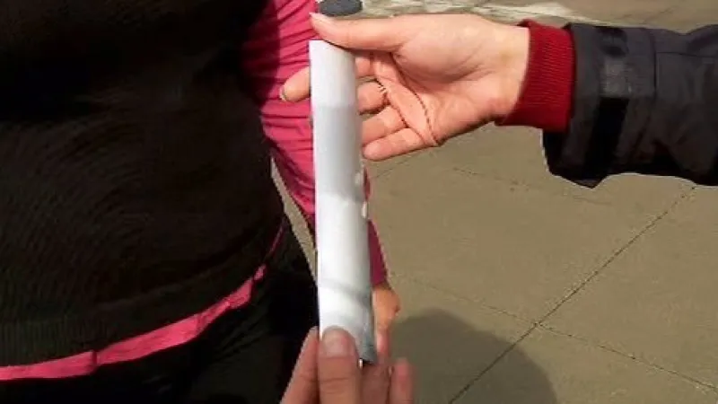 Zaslepovací lišta, pomocí které lze zachytit peníze v bankomatu