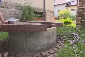 V Lázních Bělohrad ubývá voda ve studnách. Podle místních za to mohou práce v areálu lázní