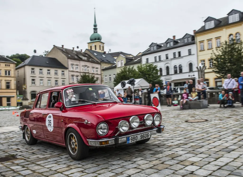 Historie je živá i dnes. Sedan Škoda 100 L Rallye (1970) zaujme řadou dobových prvků výbavy. Na snímku je toto „elko“ na startu závodu Silvretta Classic 2018.