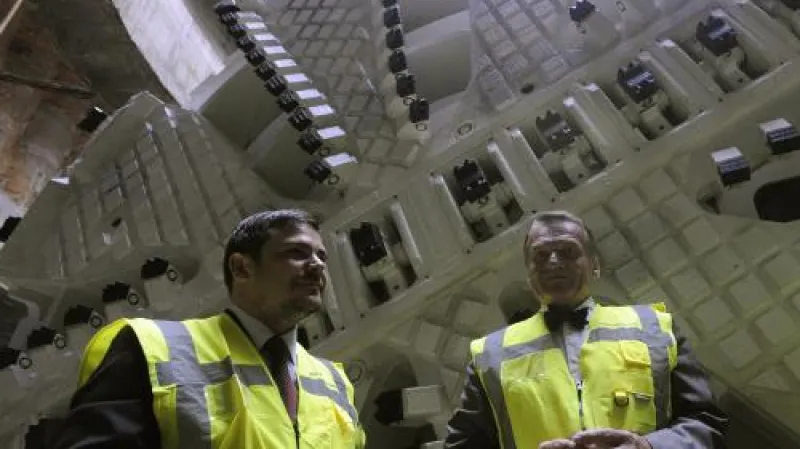 Pražský primátor Bohuslav Svoboda (vpravo) a jeho náměstek Karel Březina pokřtili v Praze razící štít při návštěvě výstavby trasy metra A z Dejvic do Motola.