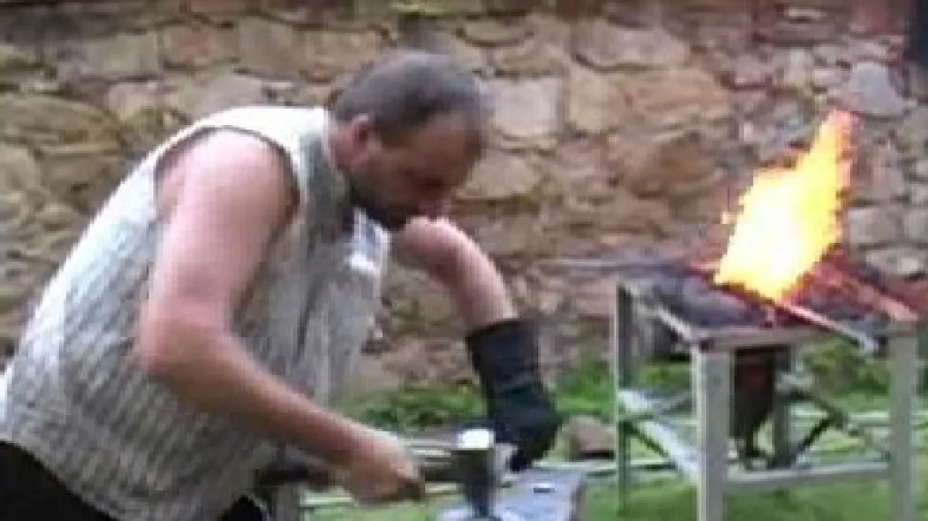 Umělecký kovář při práci