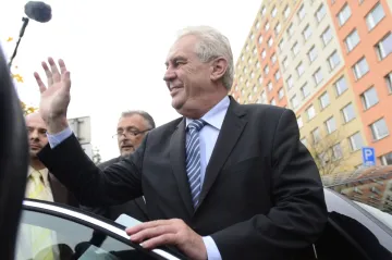 Lustrace pro Babiše? Zeman cílí na slabou vládu