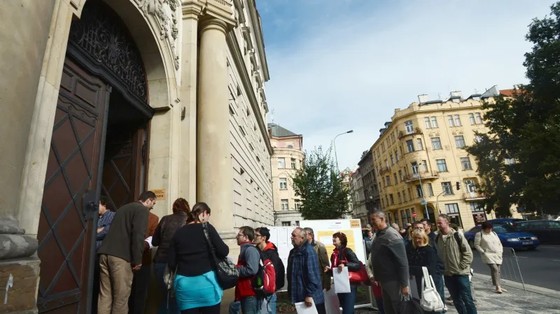 Obyvatelé Středočeského kraje čekali frontu na kotlíkové dotace.