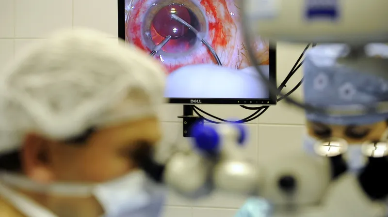 Operace šedého zákalu