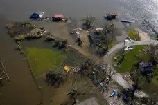 V Louisianě začal úklid po hurikánu Laura, na místo dorazil Trump