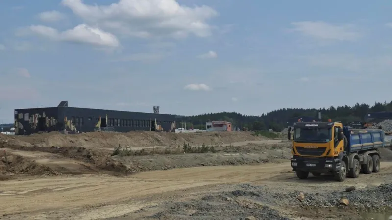 Řidičům na D5 u Rozvadova se uzavřela většina odpočívky
