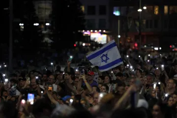 Minuta ticha i vlajky na půl žerdi. Austrálie uctila památku obětí střelby