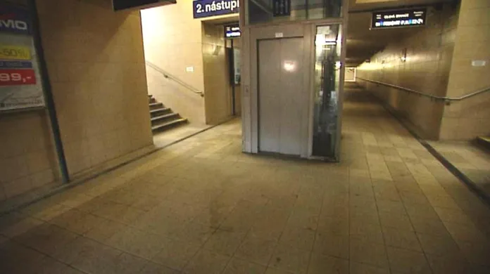 Policie zatkla násilníka, který na nádraží ve Frýdku-Místku pobodal ženu.