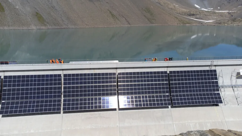 Výstavba nejvýše položené solární elektrárny v Evropě u vodní nádrže Muttse ve švýcarských Alpách