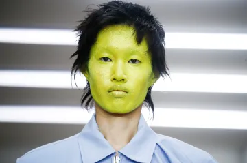 Týden obrazem: Luxusní zombie na molu, anglické ponožky ve Francii a smutný strom bez pralesa