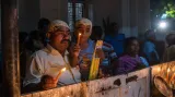 Otec se synem zapalují svíci po tom, co „vlasy věnovali Bohu“