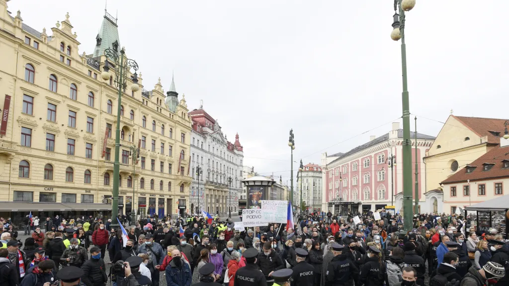 Pražské náměstí Republiky po příchodu demonstrantů ohradili policisté