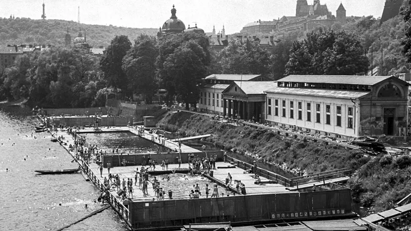 Občanská plovárna u Čechova mostu v Praze