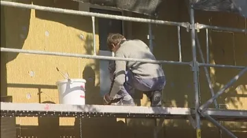 Dělníci dál pracují na zastavené rekonstrukci