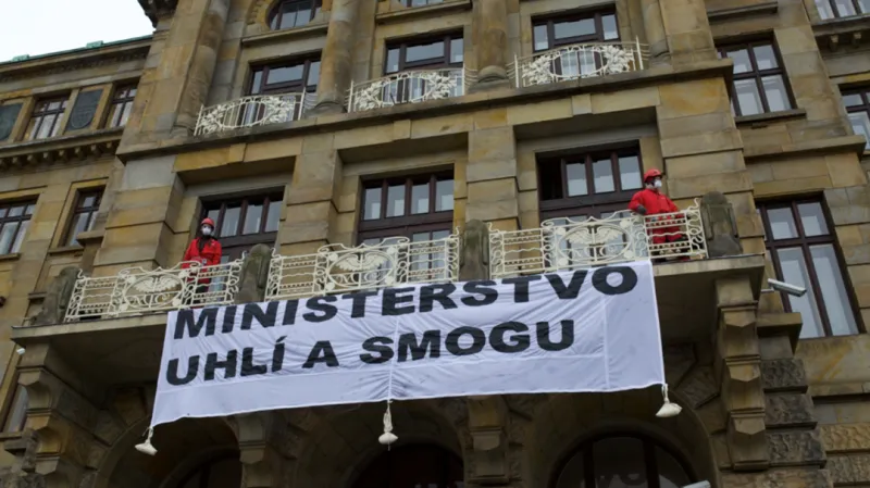 Aktivisté Greenpeace na balkonu MPO