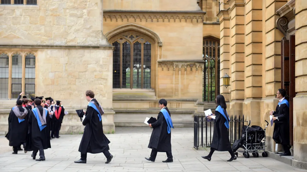 Absolventi Oxfordu (snímek je z roku 2017)