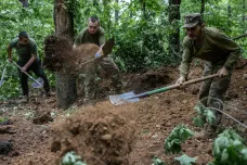 Ukrajinci odmítající bojovat pomáhají hloubit zákopy