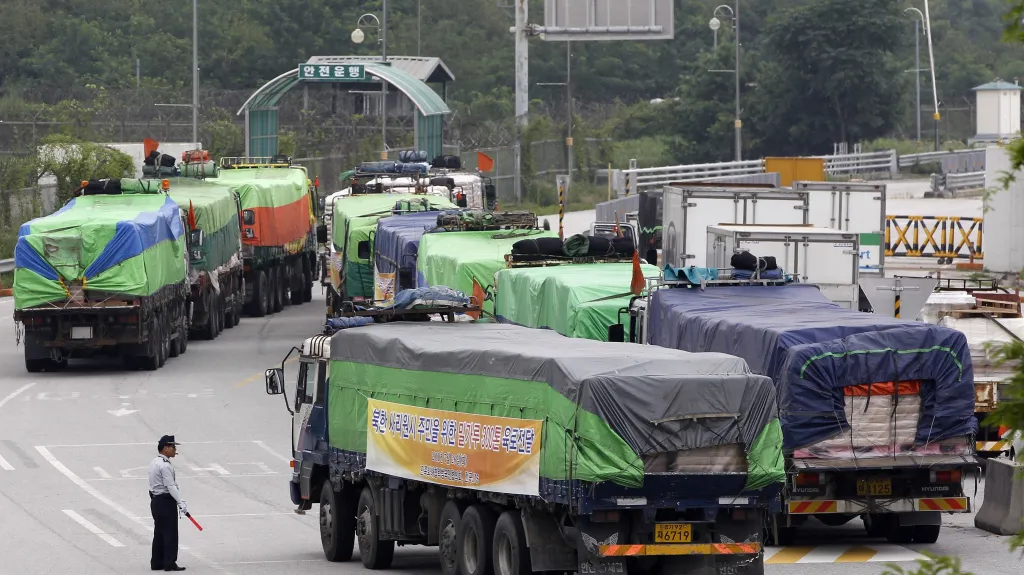 Kamiony s moukou pro KLDR (2011)