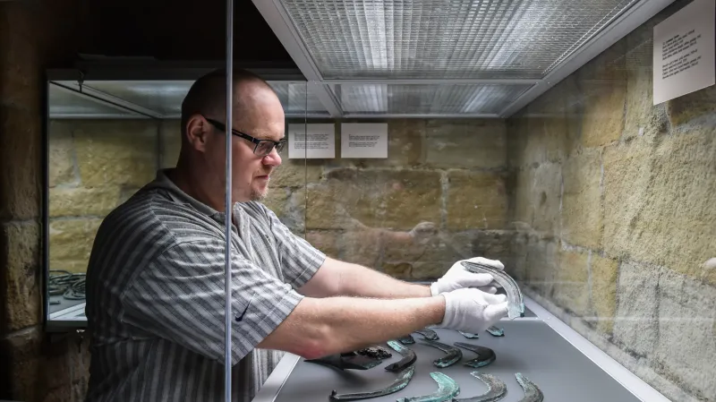 Archeolog Jan Prostředník při instalaci výstavy Poklad !!!