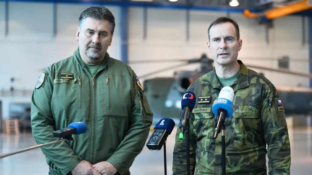 Návštěva náčelníka generálního štábu Karla Řehky (vpravo) a velitele vzdušných sil Petra Čepelky u 22. základny vrtulníkového letectva